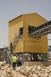 Image du Maroc Professionnelle de  Des ouvriers de STROC s'activent à faire fonctionner de la plus grande Laverie de phosphate pour l'OCP à Khouribga, Jeudi 8 Juillet 2010. STROC Industrie est une société marocaine qui exerce son métier dans le domaine de l’ingénierie d’exécution pour les industries de procédé, les réalisations à son actif l’ont conduit à développer une expertise et un savoir-faire fort dans la construction ainsi que dans différents métiers afin d'offrir des solutions clé en main pour satisfaire au mieux ses clients. Parmi ces réalisations ont trouve : des unités de stockage et de traitement de produits liquides ou gazeux, installations de manutention et de traitement de produits en vrac ainsi que dans les domaines de Ingénierie Etudes, Génie Civil, Chaudronnerie, Structure Métallique, Tuyauterie, Montage, Maintenance, Bâtiments industriels, Logistiques, Tertiaires et Ouvrages d’Art. (Photo / Abdeljalil Bounhar)